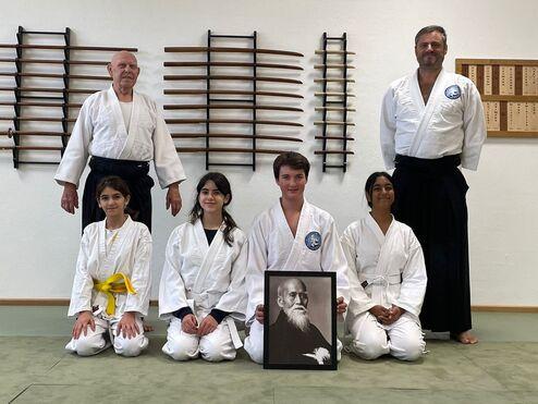 Prüflinge und Prüfer der Jugendgruppe