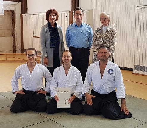 Lukas (mitte) mit Angreifern und Prüfern Prüfungsgruppe